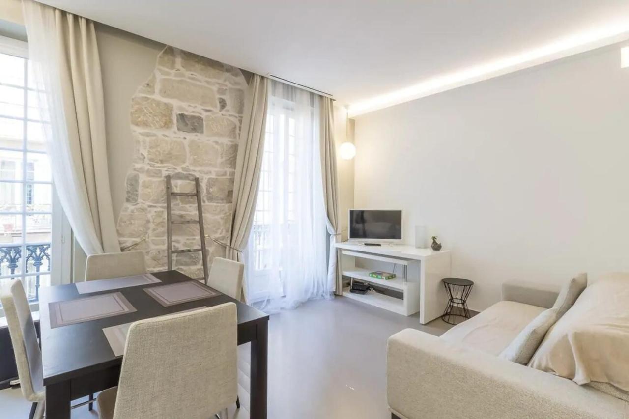 Private Furnished Ideally Located In The Carré D'or Appartement
