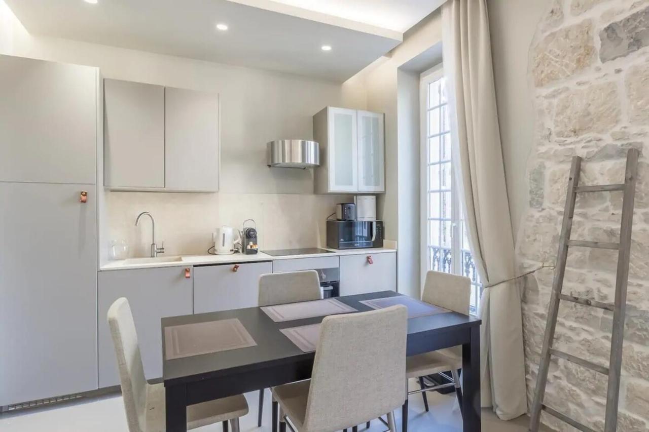 Private Furnished Ideally Located In The Carré D'or Nice