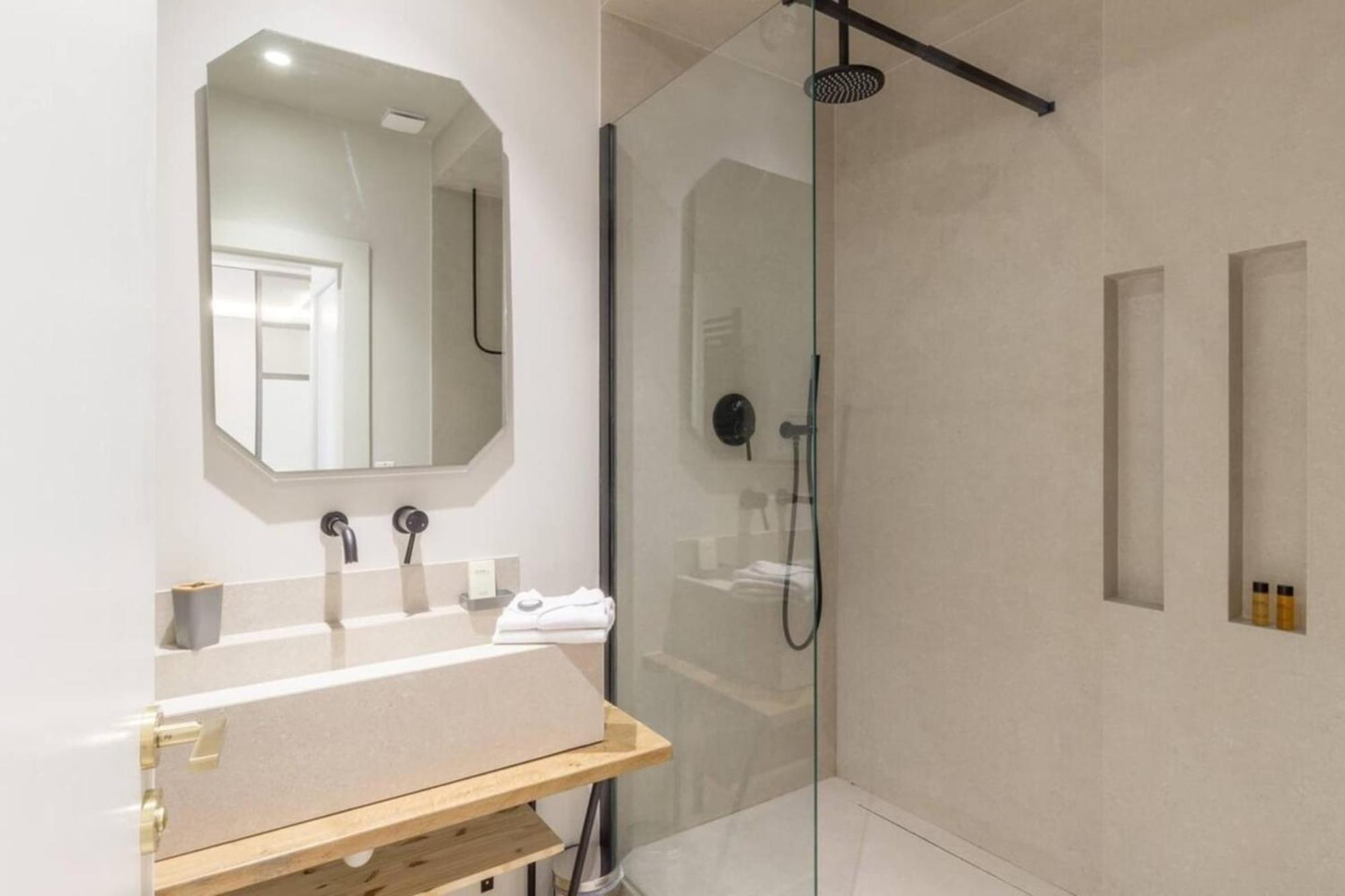 Private Furnished Ideally Located In The Carré D'or *